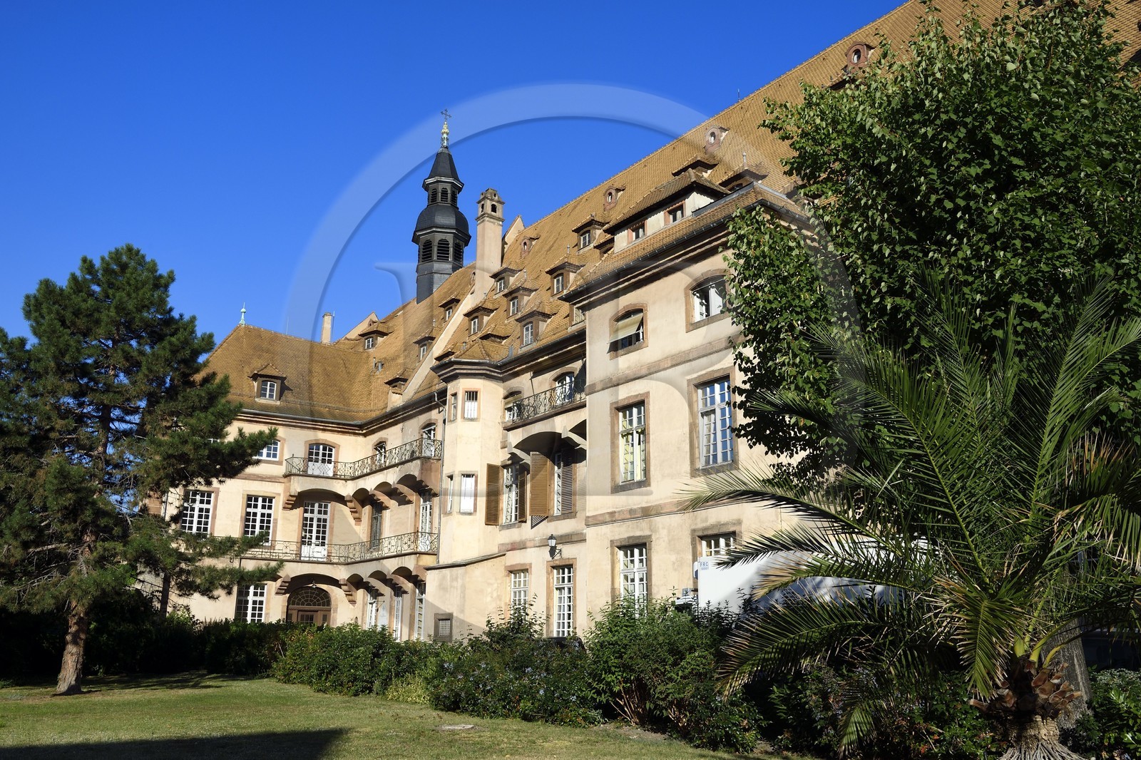 France, Bas-Rhin (67), Strasbourg, vieille ville classée au Patrimoine Mondial de l'UNESCO, l'Hopital Civil, site principal et historique des Hopitaux universitaires de Strasbourg, le batiment historique principal reconstruit au XVIIIe siècle