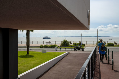 France, Charente-Maritime (17), Royan, sous le Palais de congrès (1957) signé de l’architecte-urbaniste Claude Ferret et le bac qui fait la traversée entre la Pointe de Grave et Royan en arrière plan