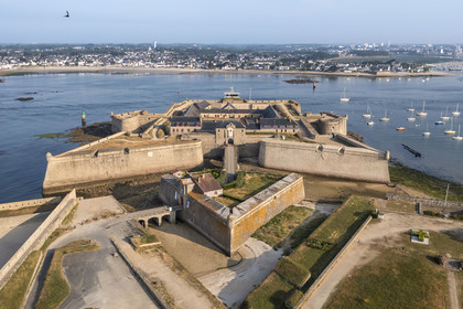 France, Morbihan (56), Port-Louis, la citadelle de Port-Louis remaniée par Vauban à l'entrée de la rade de Lorient, musée de la Compagnie des Indes, Larmor-Plage en arrière plan (vue aérienne)