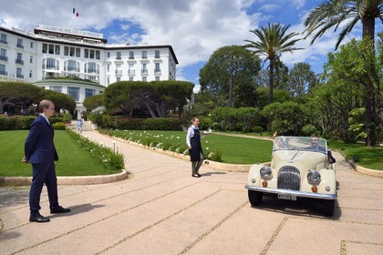 France, Alpes Maritimes (06), Saint-Jean-Cap-Ferrat, Grand-Hotel du Cap-Ferrat, palace 5 étoiles du groupe Four Seasons Hotel, le portier accueille des clients en Morgan Roadster 4 4