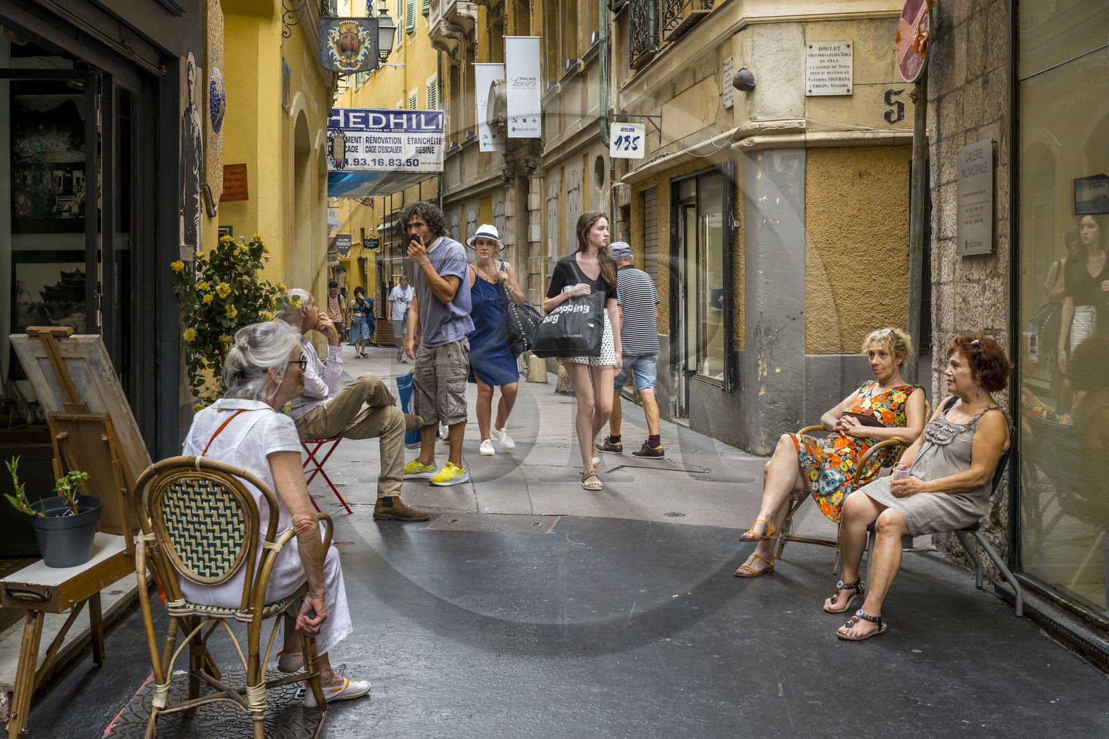 France, Alpes-Maritimes (06), Nice classée Patrimoine Mondial de l'UNESCO, le Vieux Nice, ambiance et discussions de rue dans la Rue Droite, le boulet tiré par la flotte turque en 1543 en arrière plan
