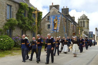 France, Finistere, Locronan, labelled Les plus Beaux Villages de France (The Most Beautiful Villages of France), procession of the small Tromenie, in the background Saint Ronan church