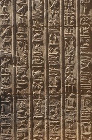 Egypte, Haute Egypte, vallée du Nil, temple de Kom Ombo dédié au dieu Sobek à tête de crocodile, hiéroglyphes