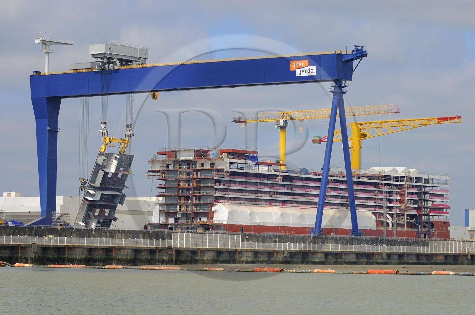 France, Loire-Atlantique (44), port de Saint-Nazaire, paquebot en construction dans les chantiers navals