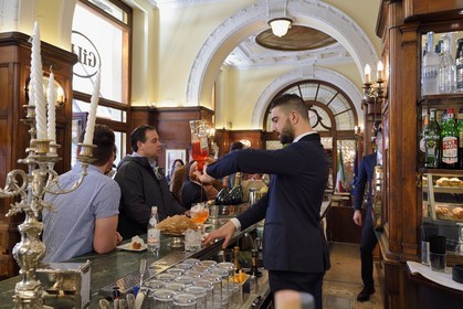 Italie, Toscane, Florence, centre historique classé Patrimoine Mondial de l'UNESCO, Café Gilli sur la Piazza della Repubblica, préparation d'un cocktail spritz