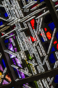 France, Charente-Maritime (17), Royan, église Notre-Dame de Royan construite de 1955 à 1958 par l'architecte Guillaume Gillet (Grand Prix de Rome), verrière multicolore oeuvre du maître-verrier Henri-Martin Granel