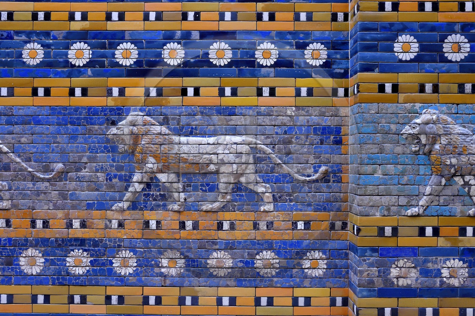 Allemagne, Berlin, l'Ile aux musées, classée Patrimoine Mondial de l'UNESCO, musée de Pergame (Pergamonmuseum), Porte d'Ishtar construite en -580 av. JC (empire néobabylonien) sur ordre du roi Nabuchodonosor II à Babylone (Irak), frise antique en céramique avec des lions