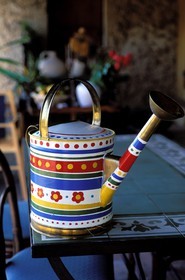 France, Var (83), Provence Verte, Saint-Maximin-la-Sainte-Baume, la maison d'hôtes Le Peyrourier, une campagne en Provence, arrosoir décoré
