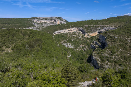 France, Vaucluse, Mont Ventoux Regional Natural Park, Monieux, Gorges de La Nesque, hikers on the heights facing the rocky bars