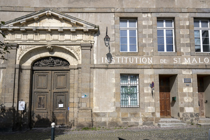 France, Ille-et-Vilaine (35), Côte d'Emeraude, Saint-Malo intra-muros, ancien Hotel particulier d'armateur dans la rue du Collège, Hotel de Plouer devenu collège vers 1800