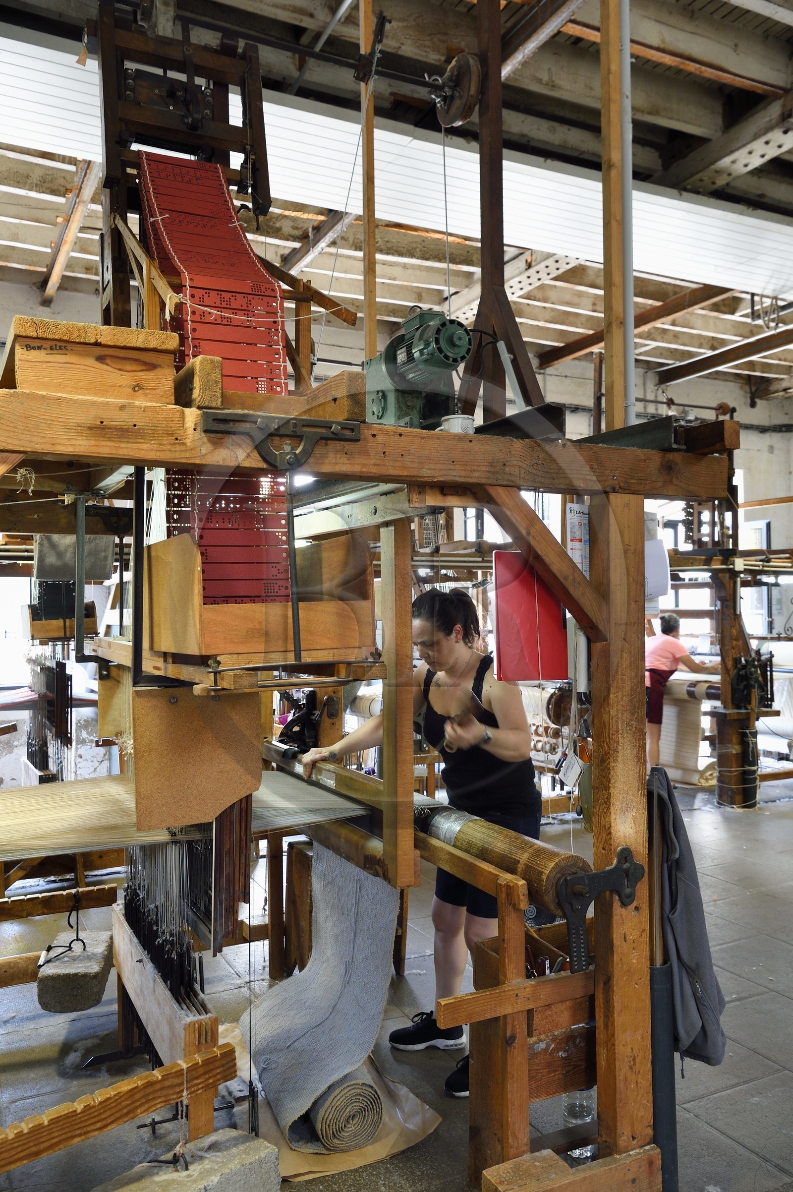 France, Var (83), Presqu'Ile de Saint-Tropez, Cogolin, la Manufacture Cogolin fabrique des tapis depuis 1924, la plupart sont tissés par lés sur des métiers Jacquard à bras du XIXème siècle, les cartons perforés qui servent de guide programmateur