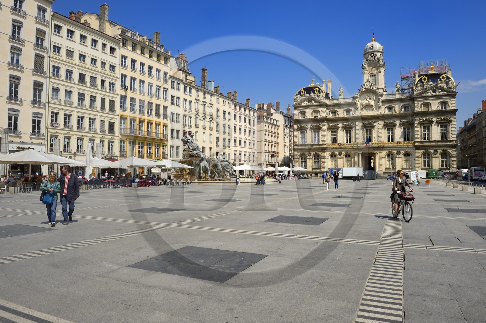 France, Rhône (69), Lyon, site historique classé Patrimoine Mondial de l'UNESCO, Place des Terreaux réaménagée par Daniel Buren, la Fontaine de Bartholdi et l'Hôtel de Ville