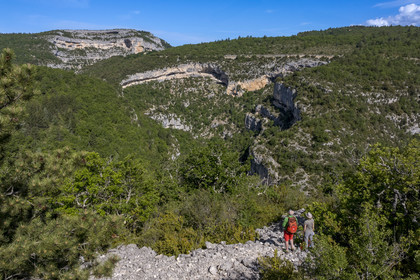 France, Vaucluse (84), Parc naturel régional du Mont Ventoux, Monieux, Gorges de La Nesque, randonneurs sur les hauteurs face au barres rocheuses