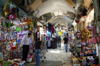 Israel, Jérusalem, ville sainte, vieille-ville classée Patrimoine Mondial de l'UNESCO, la rue du Marché (souk Khan El-Zeit) dans le quartier musulman