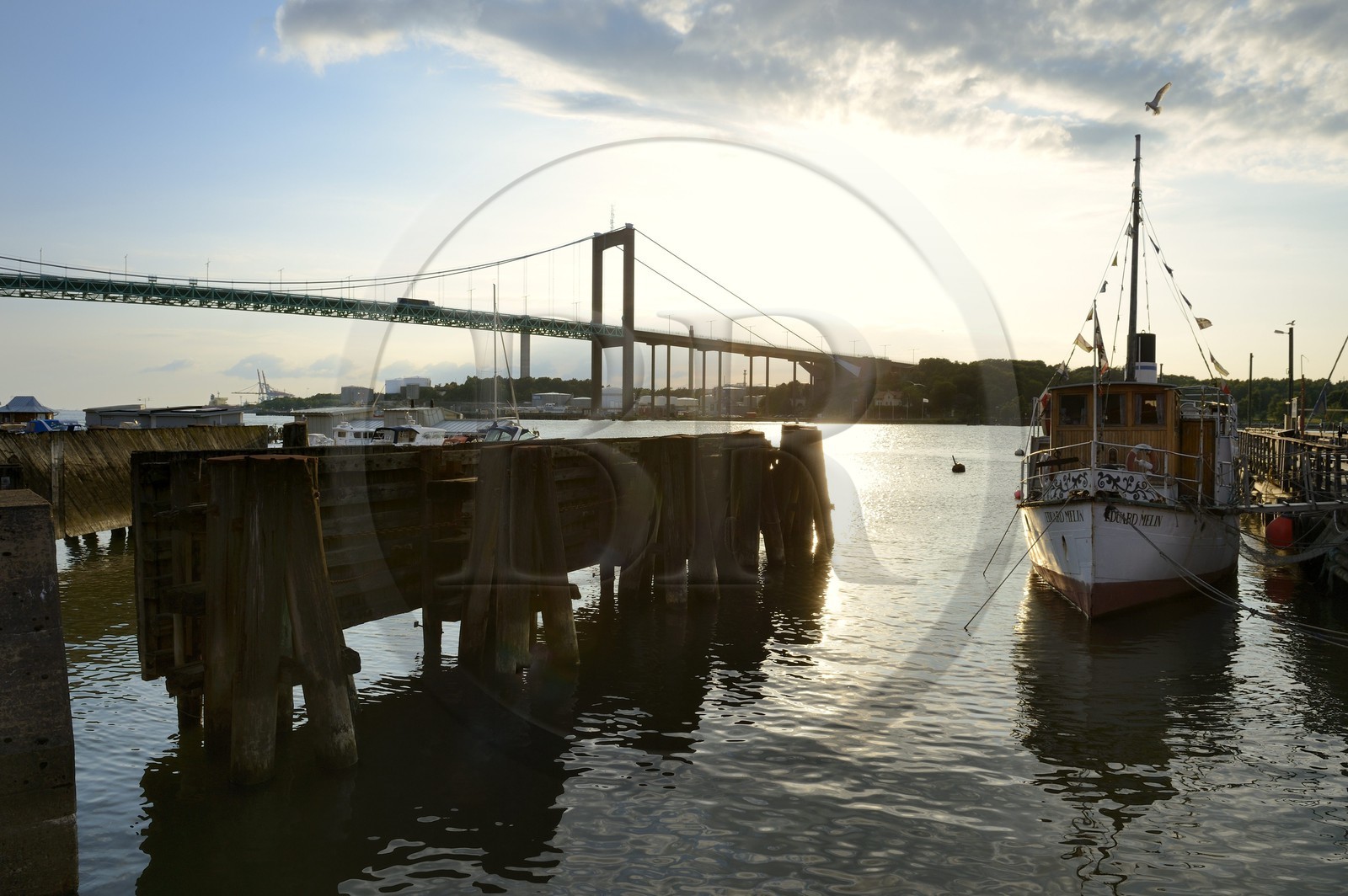 Suède, Västra Götaland, Göteborg (Gothenburg), le petit port à Klippans (Klippans angbatsbrygga) et le pont d'Älvsborg en arrière plan