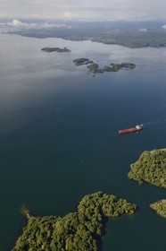 Panama, Canal de Panama, cargo panamax et ilots sur le lac Gatun (vue aérienne)
