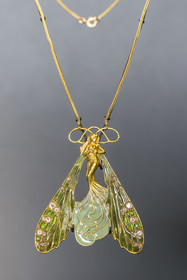 France, Bas-Rhin (67), Wingen-sur-Moder, le musée Lalique, bijou créé par René Lalique, broche La Broche Fée vers 1897-1898, en or, platine et émail