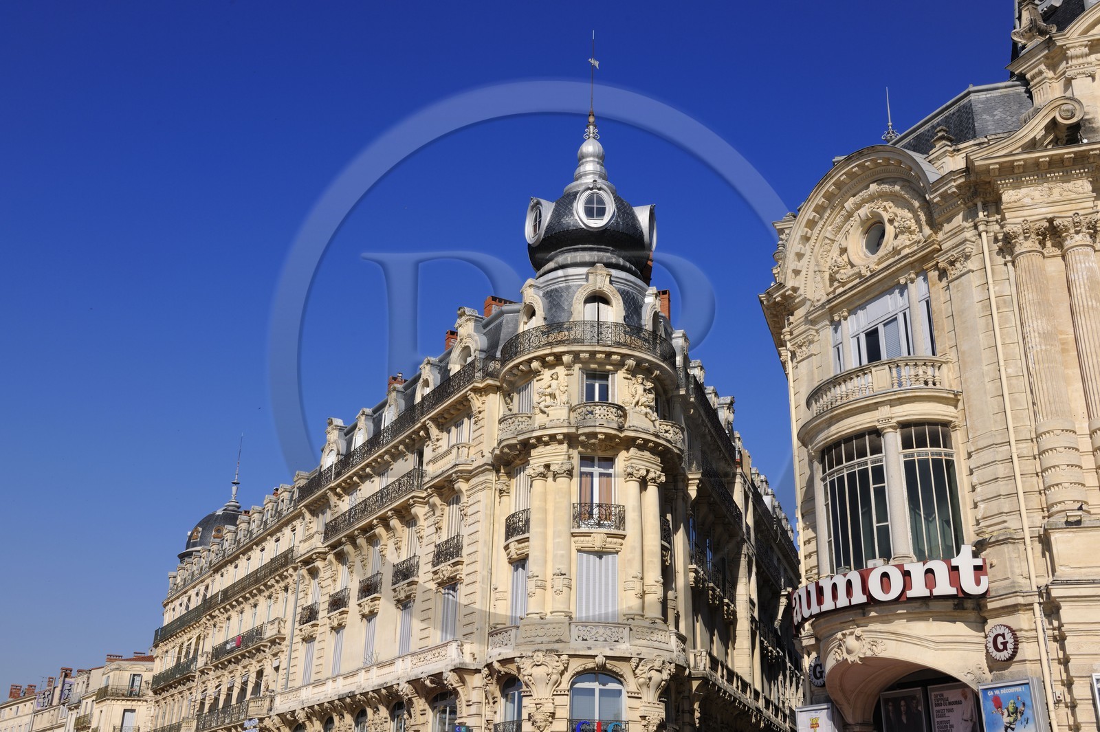 France, Hérault (34), Montpellier, centre historique, l'Ecusson, place de la Comédie, immeuble appellé Le Scaphandrier