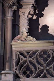 France, Bas-Rhin (67), Strasbourg, vieille ville classée au Patrimoine Mondial de l'UNESCO, la cathédrale Notre-Dame, bras sud du transept, l'homme accoudé à la cantoria, pourrait être le sculpteur Hans Hammer (fin XVème siècle)