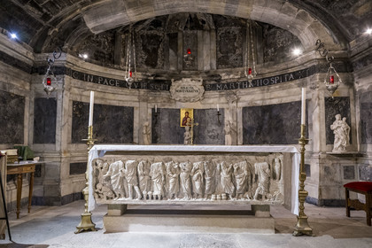 France, Bouches-du-Rhône (13), Tarascon, la collégiale royale Sainte-Marthe érigée aux XIe et XIIe siècles, la crypte du IVe siècle remaniée au XVIIe siècle, abrite le sarcophage paléochrétien en marbre blanc (du début du IVe siècle) qui contient les reliques de Sainte-Marthe
