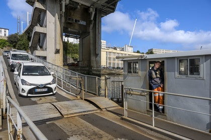 France, Finistère (29), Brest, l'arsenal, le port militaire est une base navale de la Marine nationale, un des deux ponts flottants interne à la base