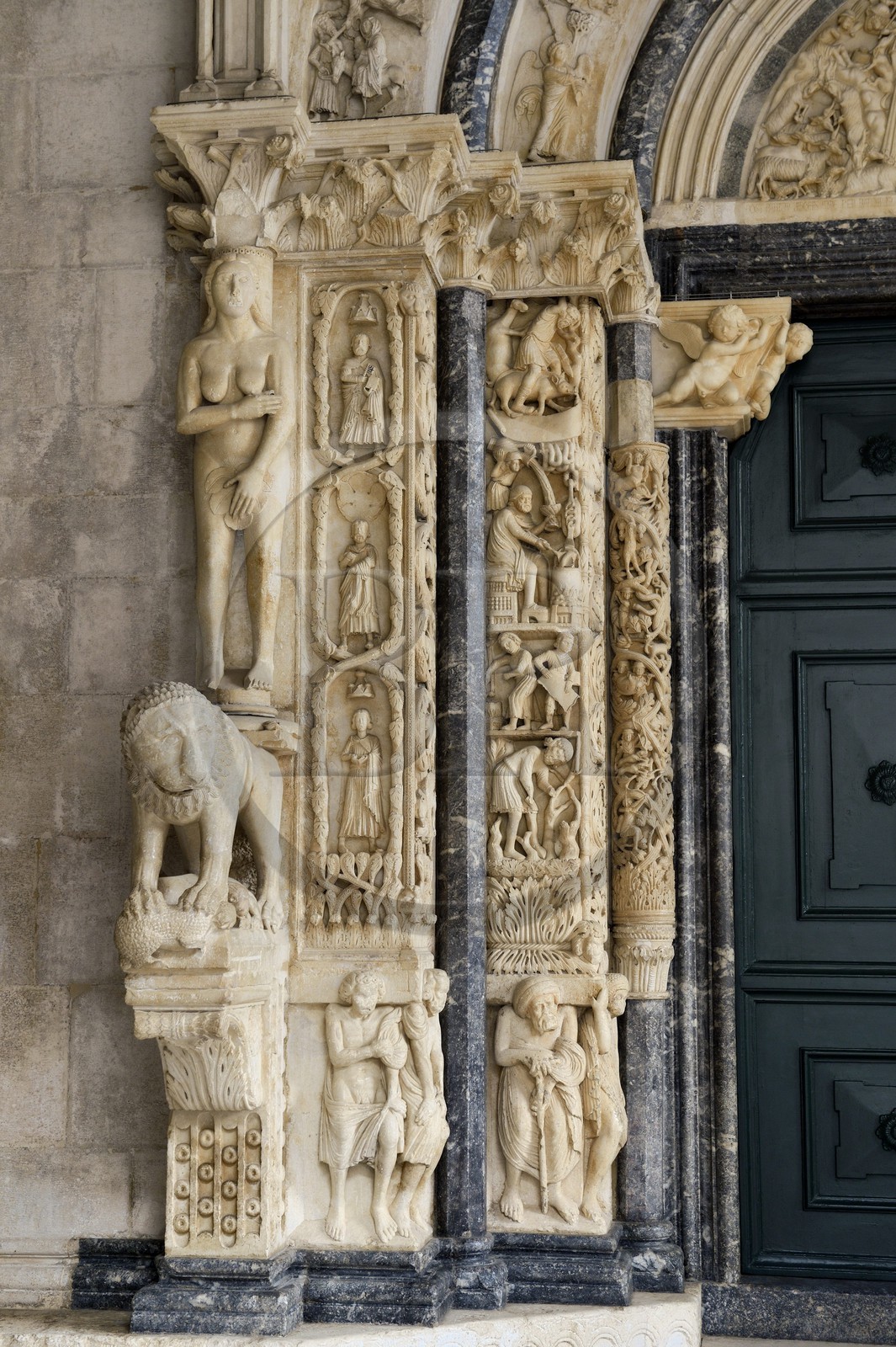 Croatie, Dalmatie, côte dalmate, Trogir, centre historique classé Patrimoine Mondial de l'UNESCO, portail occidental, joyau du sanctuaire, sculpté à partir de 1240 de la Cathédrale Saint Laurent de Trogir, sculpture d'Eve et bas-reliefs