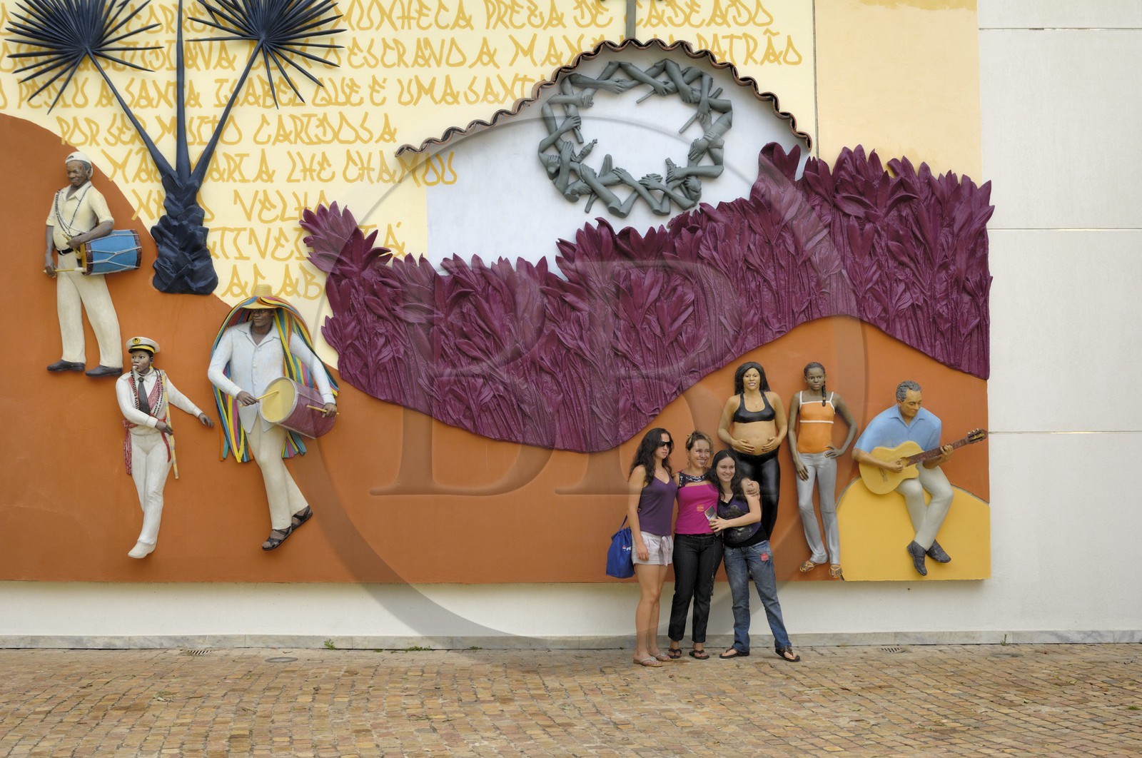 Brasil, Minas Gerais state, Brumadinho, Centro de arte contemporanea Inhotim (contemporary artwork center), Galeria Praça, Abre a Porta (2006) by John Ahearn and Rigoberto Torres