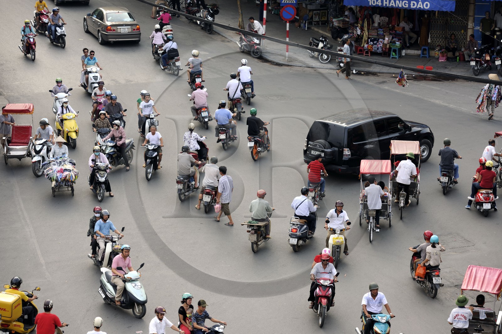 Vietnam, Hanoi, old town, traffic on the roundabout north of Hoan Kiem Lake also called Lake of the Restored Sword view from the Legends Beer