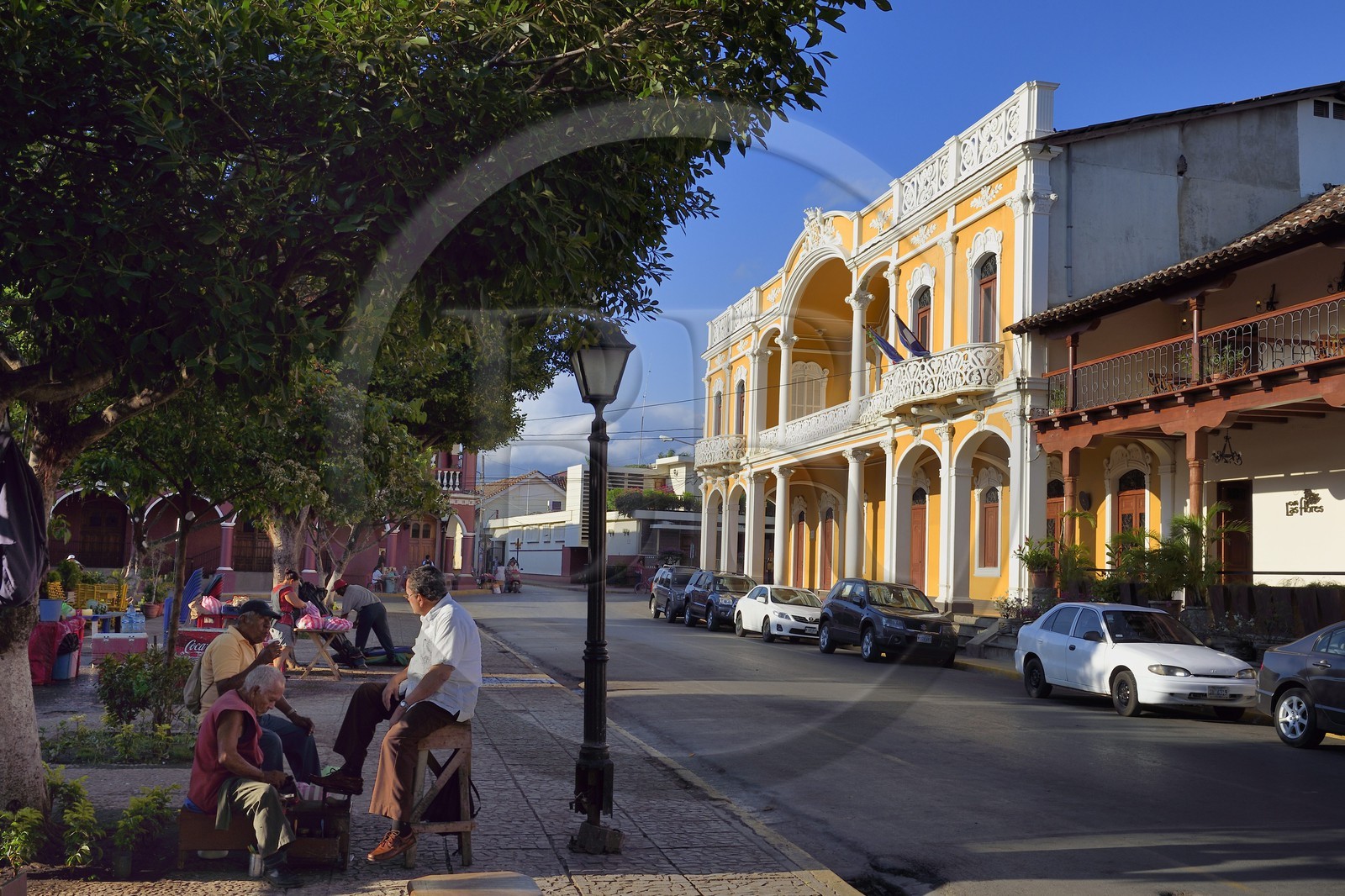 Nicaragua, Granada, maisons coloniales sur le Parque Central (Parque Colon), cireur de chaussure