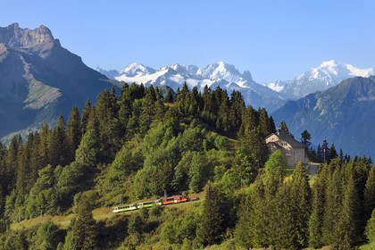 Suisse, canton de Vaud, Villars-sur-Ollon, train qui rejoint la gare du col de Bretaye à la station Bouquetins et le Mont-Blanc en arrière plan