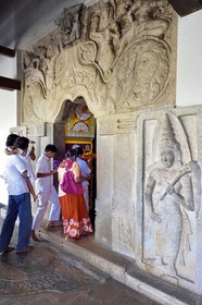 Sri Lanka, province du centre, Kandy, ville sacrée classée patrimoine mondial de l'UNESCO, Temple de la Dent de Bouddha (Sri Dalada Maligawa), couloir d'entrée et personnes apportant des offrandes