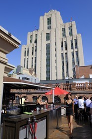 Canada, province de Québec, Montréal, quartier du Vieux-Montréal, le Vieux-Port, café terrasse de l'hotel de la place d'arme