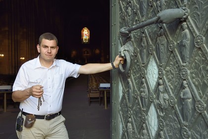 France, Bas-Rhin (67), Strasbourg, vieille ville classée au Patrimoine Mondial de l'UNESCO, la cathédrale Notre-Dame, le sacristain Michel Bolli ouvre la porte principale de la facade occidentale au petit matin