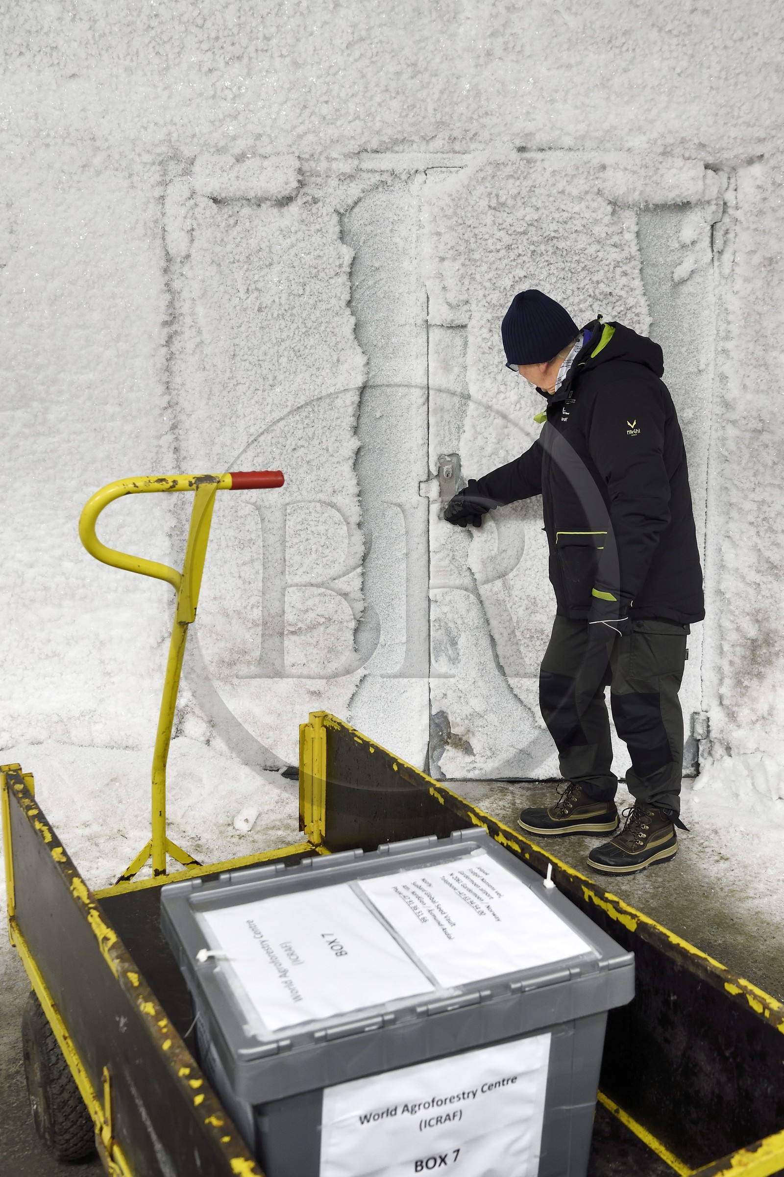 Norvège, Svalbard, Spitzberg, Longyearbyen, la Réserve mondiale de semences du Svalbard (banque de graines du Global Seed Vault), antichambre des 3 zones de stockage creusée dans la roche et à une température constante de -4°C fournie par le permafrost, porte d'accès à la salle de stockage maintenue artificiellement à -18°C