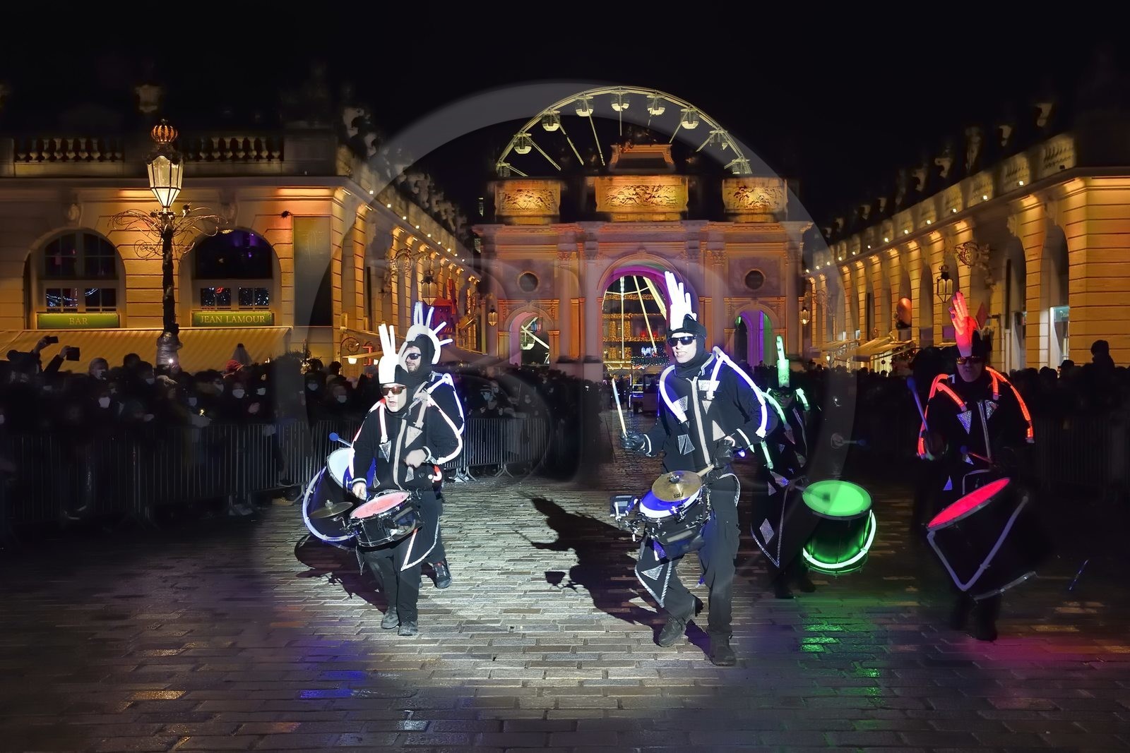 France, Meurthe-et-Moselle (54), Nancy, place Stanislas, le défilé de la Saint-Nicolas, Flash drum de la compagnie La Timba del Mundo devant l'Arc de Triomphe (la Porte Héré)