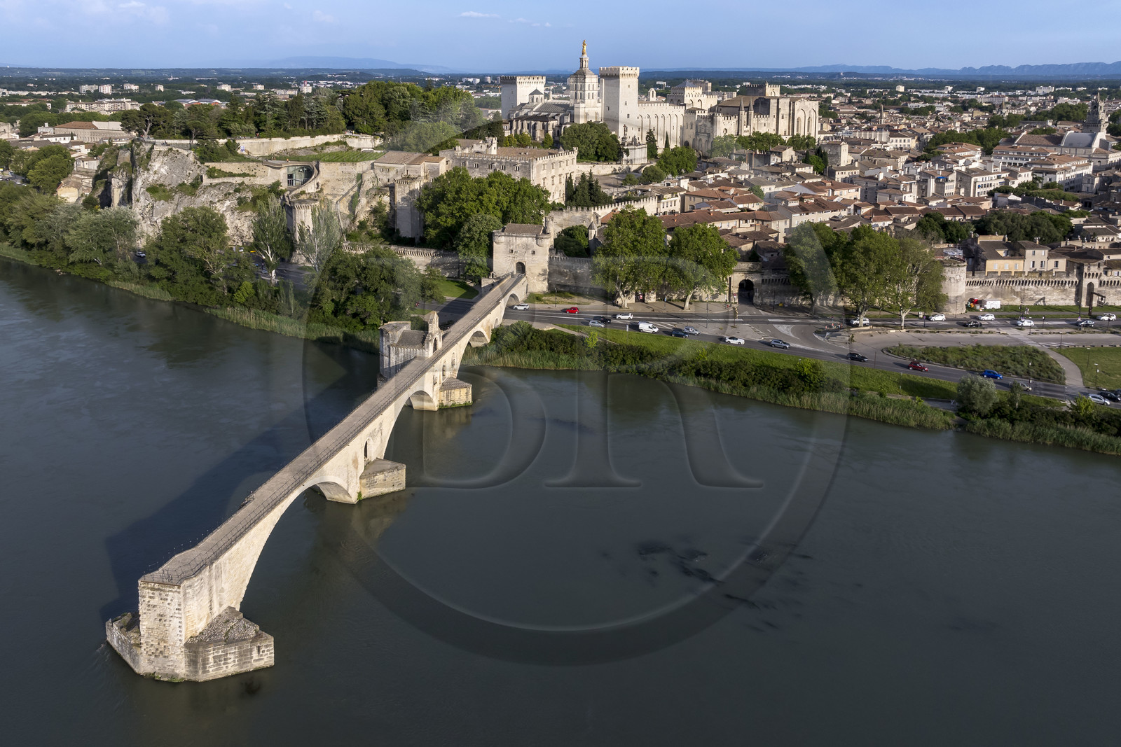 France, Vaucluse (84), Avignon, le pont Saint-Bénézet (pont d'Avignon) sur le Rhône et le Palais des Papes, classés Patrimoine mondial de l'UNESCO, en arrière plan (vue aérienne)