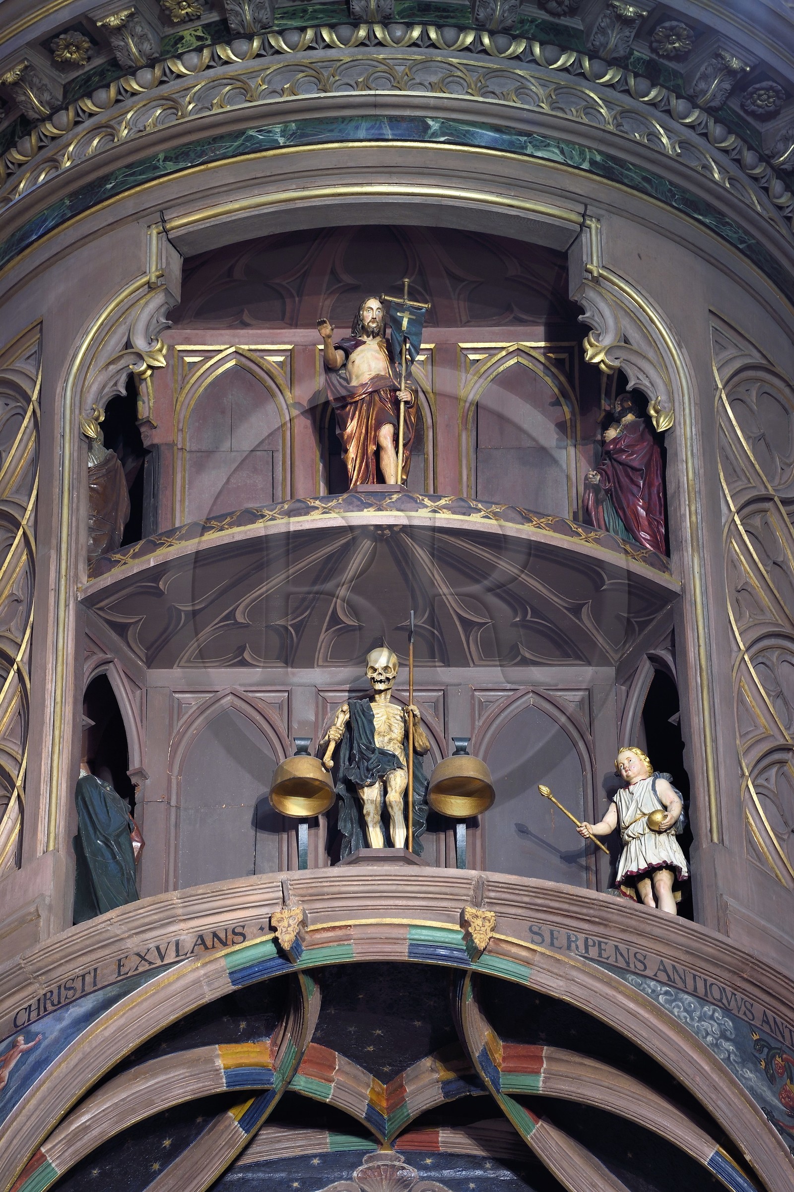 France, Bas-Rhin (67), Strasbourg, vieille ville classée au Patrimoine Mondial de l'UNESCO, la cathédrale Notre-Dame, bras sud du transept, l'horloge astronomique et la mort qui sonne les heures