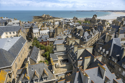 France, Ille-et-Vilaine (35), Côte d'Emeraude, Saint-Malo intra-muros, vue sur la ville depuis le haut du clocher de la cathédrale vers le Nord, le Fort National et le chateau en arrière plan