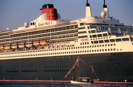 France, Manche (50), Cotentin, arrivée du Queen Mary II au large de Cherbourg à l'aube