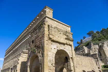France, Vaucluse (84), Orange, le théatre antique classé Patrimoine Mondial de l'UNESCO, construit sous le règne d'Auguste au Ier siècle, le mur extérieur ou postcænum est long de 104 m et haut de 35 m