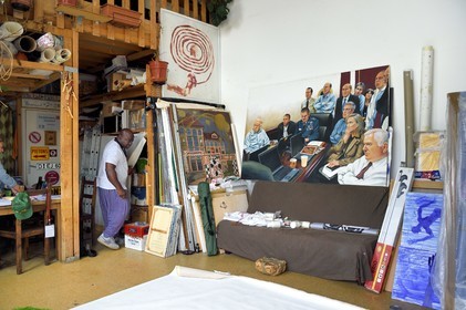 France, Paris (75), Barthelemy Toguo, l'artiste fondateur de Bandjoun Station, dans son atelier parisien