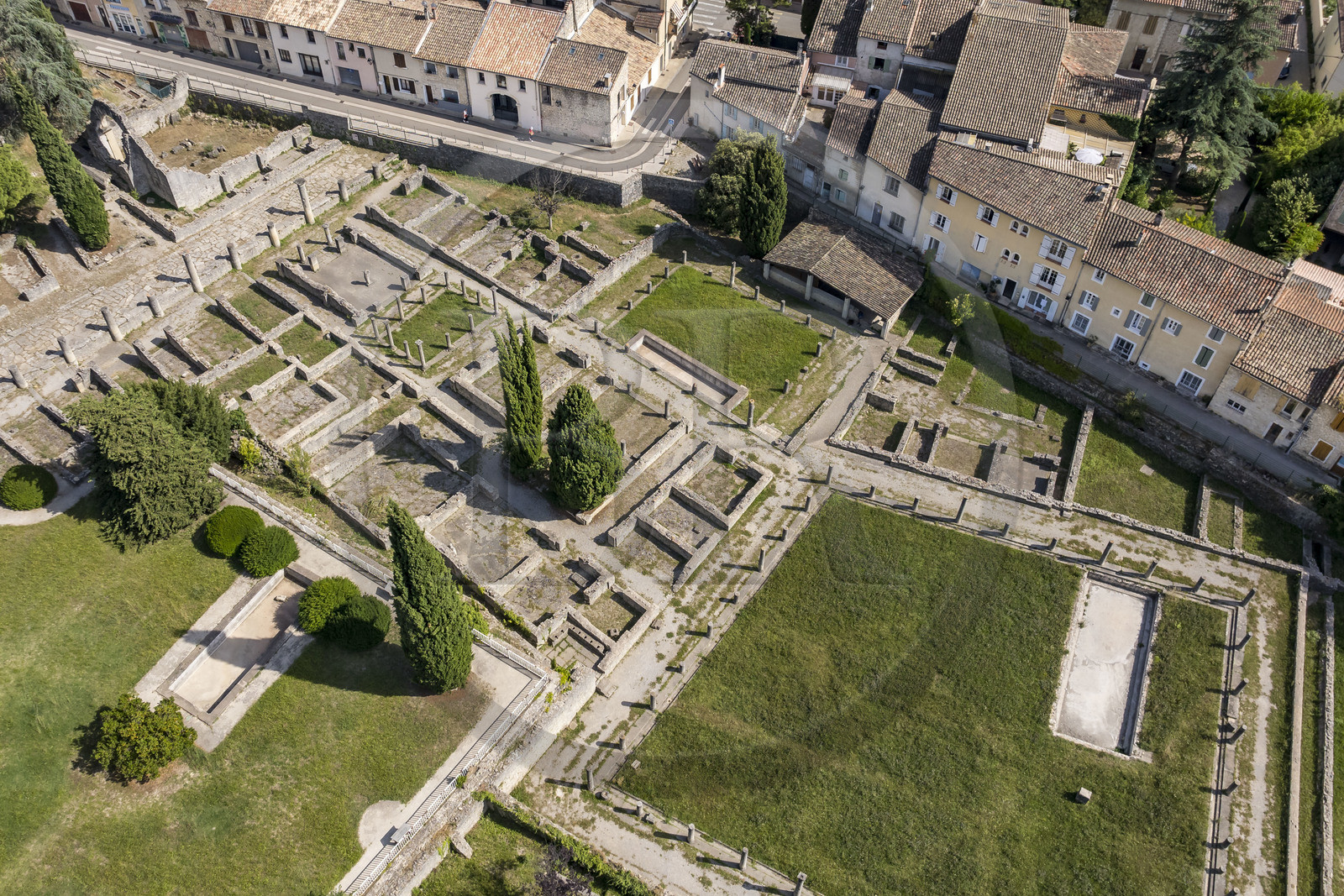 France, Vaucluse (84), Vaison-la-Romaine, site archéologique de la Villasse au coeur de la ville (vue aérienne)