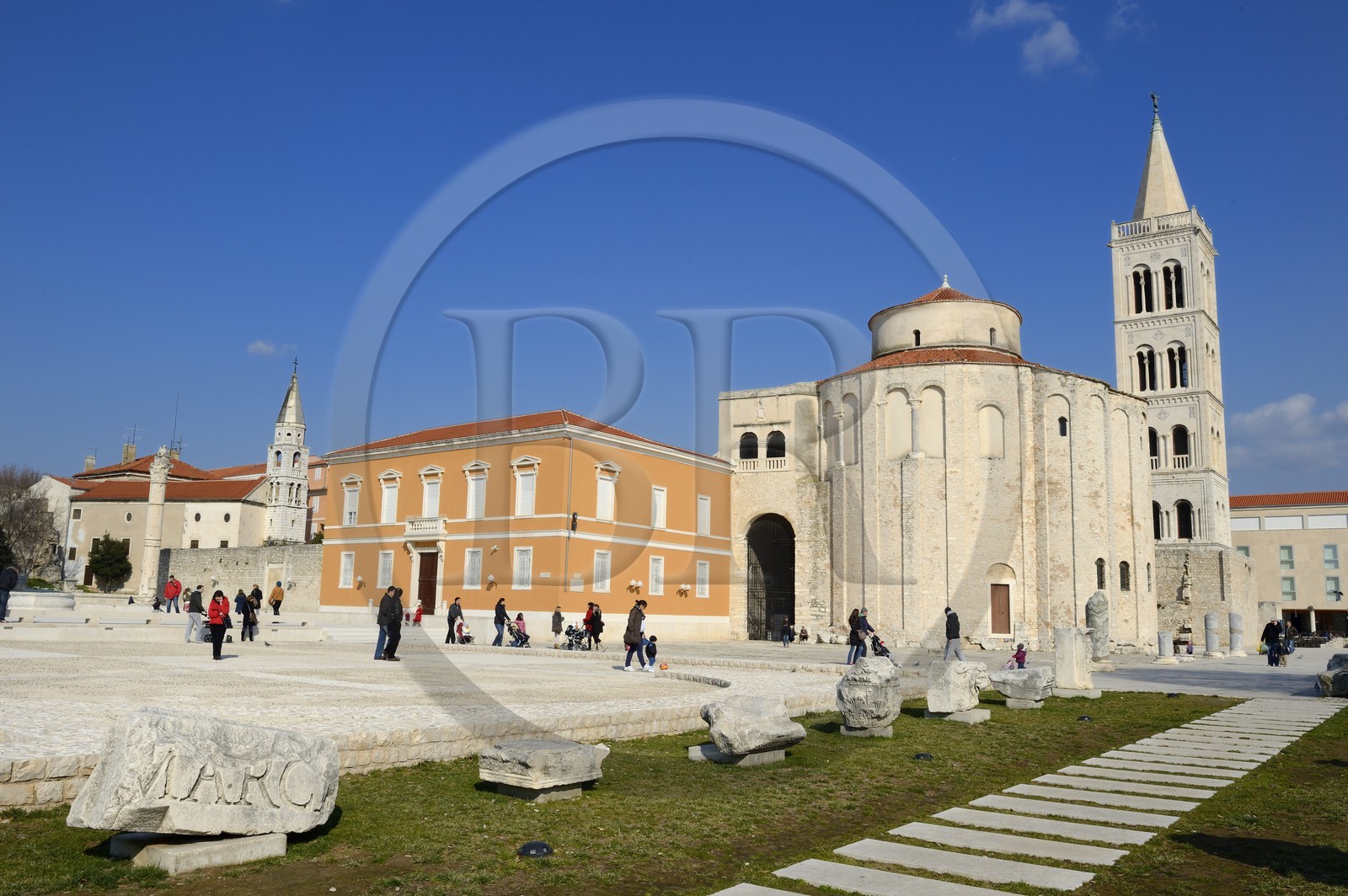 Croatie, Dalmatie, côte dalmate, Zadar, le forum romain, l'église Saint Donat et le campanile de la cathédrale