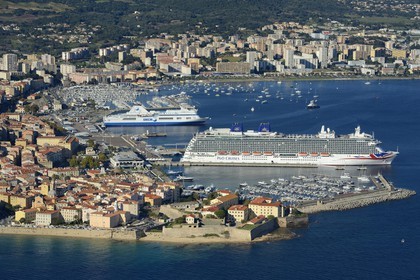 France, Corse-du-Sud (2A), Ajaccio, la citadelle dans la vieille ville et le port (vue aérienne)