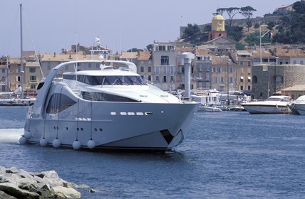 France, Var (83), Saint-Tropez, yacht quittant le port