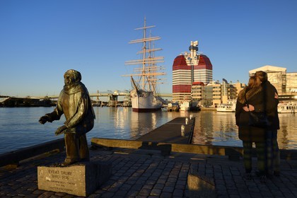 Sweden, Västra Götaland, Göteborg (Gothenburg), the skyscraper Götheborgs-Utkiken and the sailing boat Viking on the Lilla bommens hamm docks