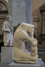 France, Vaucluse (84), Avignon, Musée Lapidaire installé dans une ancienne chapelle du collège des jésuites, collections archéologiques du musée Calvet, statue d'une créature fabuleuse androphage ithyphallique, probable oeuvre funéraire gauloise du Ier siècle av. J.C.