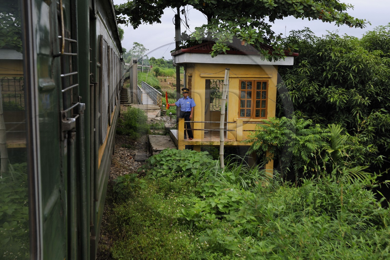 Vietnam, train de jour de Lao Cai à Hanoï, agent de Vietnam Railways au passage d'un pont