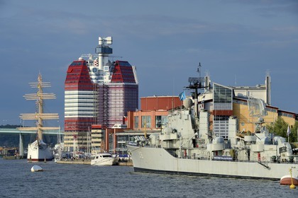 Suède, Västra Götaland, Göteborg (Gothenburg), le parc maritime de navires historiques Maritiman dans le vieux port et le gratte-ciel Götheborgs-utkiken avec le voilier Viking en arrière plan