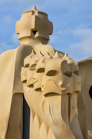 Espagne, Catalogne, Barcelone, quartier de l'Eixample, Passeig de Gracia, Pedrera ou Casa Mila (1905-1910) de l'architecte du modernisme catalan Antoni Gaudi, site classé au Patrimoine Mondial de l'UNESCO, cheminées et tours d'aération sur le toit terrasse de l'immeuble
